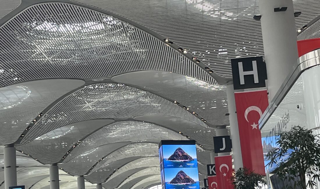 Uçak yolcuları dikkat! Havalimanları güvenlik kontrol noktalarında; uyarılmasına rağmen taranmaya, elle aranmaya mukavemet