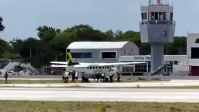 Meksika'da Chetumal Havalimanı'nda pistte kalan Cessna'yı yer personeli iterek park