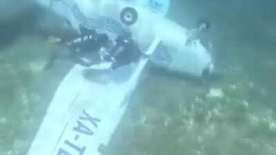 Meksika’da denize düşen uçaktaki pilot, donanma personeli tarafından kurtarıldı.