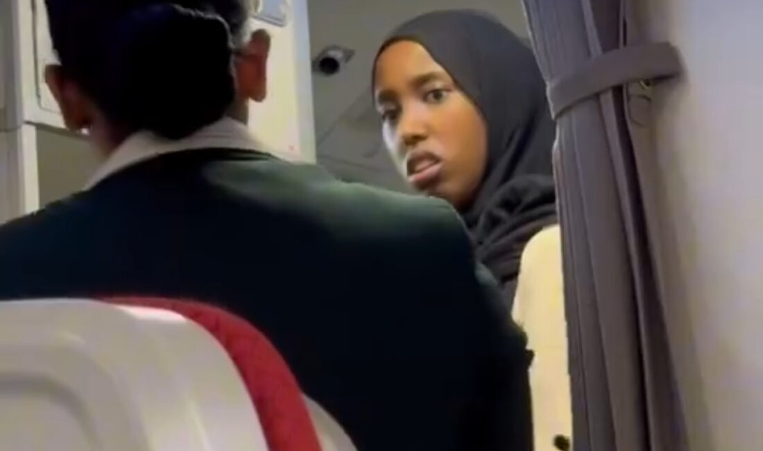 Etiyopya Havayolları'nın bir uçağında bakana yer açmak için bir yolcu