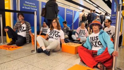 Londra Gatwick Havalimanı'nda "Just Stop Oil" grubu aktivistler, yolcuların gidiş