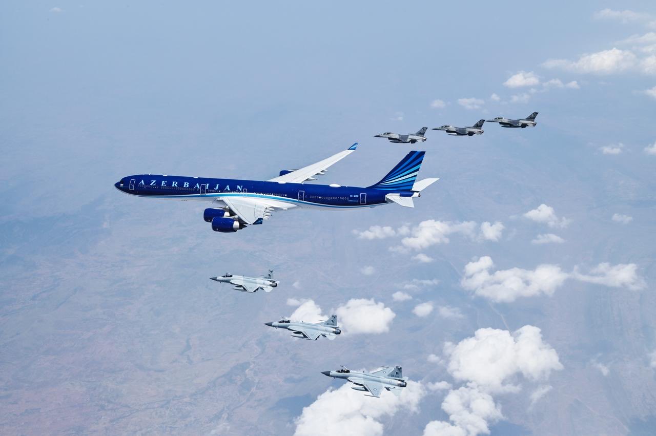 Azerbaycan Cumhurbaşkanı İlham Aliyev'in uçağı Pakistan hava sahasına girdiğinde Pakistan