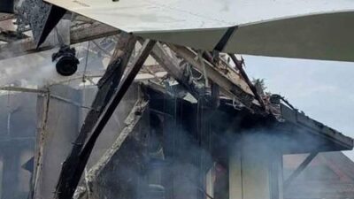 Tayland'ın Samut Sakhon kentinde test uçuşu sırasında uçağın bir eve