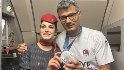 Özel ekipman kullanmadan yaptığı atışla ve duruşuyla dünyanın konuştuğu Paris