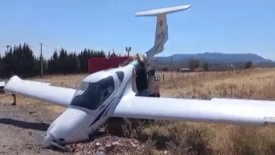 Çanakkale'nin Ezine ilçesinde DIAMOND DA20-C1 tipindeki tek motorlu eğitim uçağı