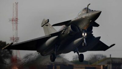 Fransız Hava Kuvvetlerine ait iki Rafale tipi uçağın havada çarpışması