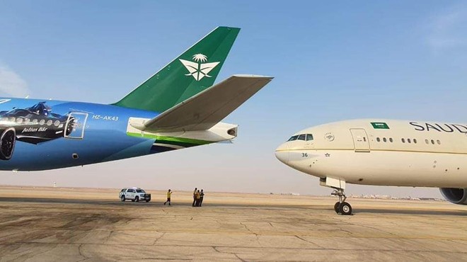Saudia Airlines'in iki uçağı Riyad Kral Halid Uluslararası Havalimanı'nda push-back