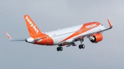 Priştine Havalimanı'nda bir easyJet uçağının, kalkış anında pistte bulunan bir