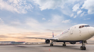 ABD'nin Hartsfield-Jackson Atlanta Havalimanı'nda Delta Air Lines'a ait bir uçağın