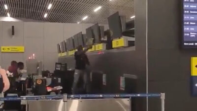 Şili'deki Santiago Havalimanı'nda, American Airlines'a ait check-in kontuarındaki ekipmanlara çekiçle