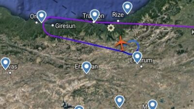 Hintli bir gazeteci, Hindistan yolcu uçağının tuvaletindeki rulo üzerinde bulunan