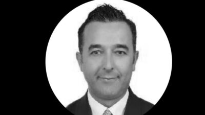 Kırklareli'nin Lüleburgaz ilçesinde bir sitenin otoparkında duvara çarpan aracın alev