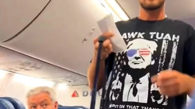 ABD'de bir yolcu, Trump'ın resminin olduğu tişörtü yüzünden Delta Air