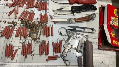ABD'de Los Angeles Uluslararası Havalimanı'nda X-Ray cihazında bir kadın yolcuya