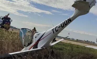 Bursa’da Yenişehir Havalimanı’nda taksi yapan Aquilla A211 tipi eğitim uçağı,
