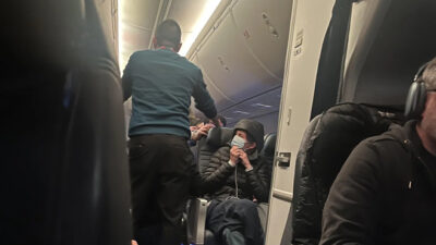 San Francisco'dan Chicago'ya giden United Airlines'a ait Boeing 737-900ER tipi uçakta