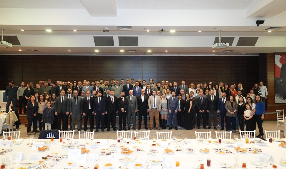 DHMİ Genel Müdürü Enes Çakmak, hava trafik kontrolörleri ile iftarda