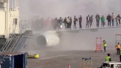 American Airlines'a ait Boeing 737-800 tipi uçak Denver Havalimanı’da alev