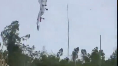 Çin askeri jeti yere çakıldı, pilot son anda kurtuldu