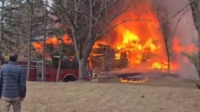 ABD'nin Minnesota eyaletinde bir özel uçak evin üzerine düştü. Kazanın