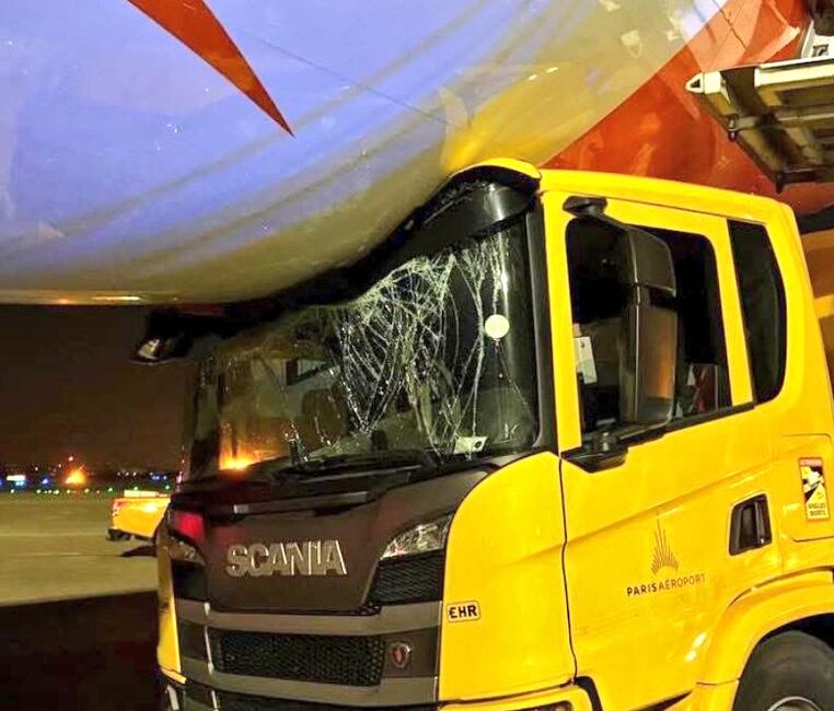 Paris Orly Havalimanı’nda pisti temizlemek ve bakımını yapmakla görevli apron