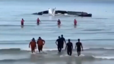 Tayland'ın Prachuab Kiri Khan kentinde denize düşen uçakta 6 polis