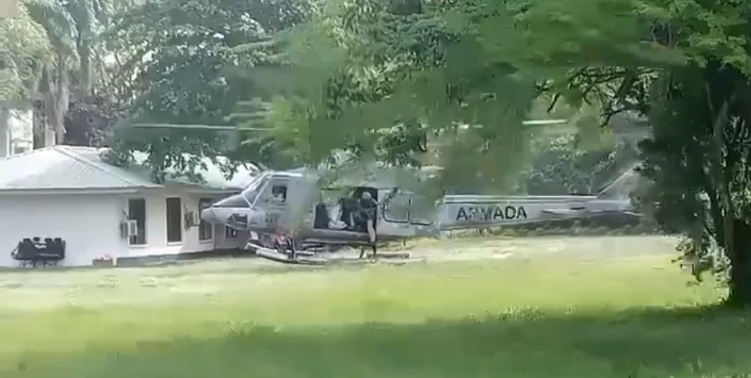 Kolombiya Deniz Kuvvetleri'ne ait Bell 412EP tipi bir helikopter, kalkışta