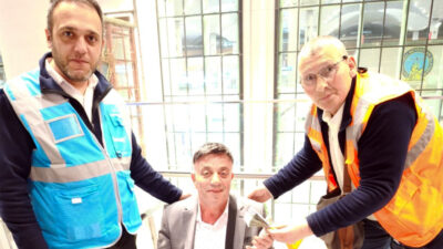 İstanbul Havalimanı yolcu indirme katında buldukları 10 bin doların içinde