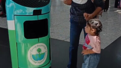 İstanbul Havalimanı’nda çöpçü robot iş başında…Yolcuların geri dönüşüm atıklarını terminalde