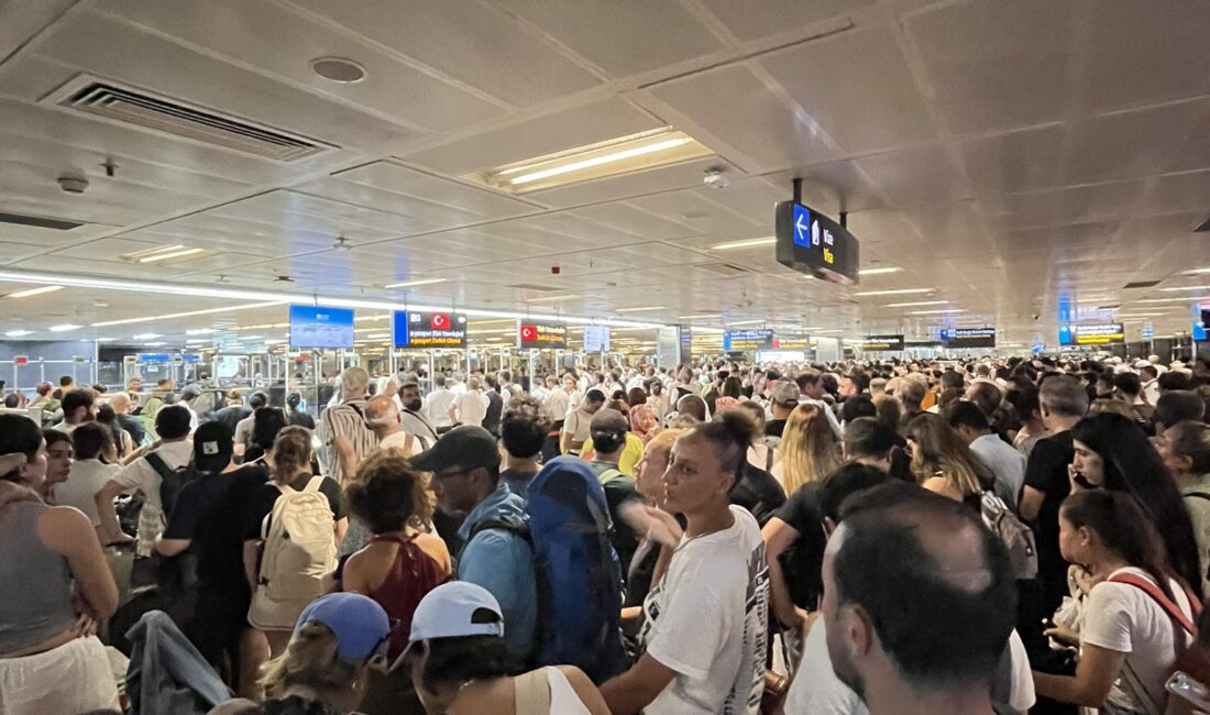 Sabiha Gökçen Havalimanı’nda yolcular geliş pasaport kontrol noktasından yoğunluk görüntüleri