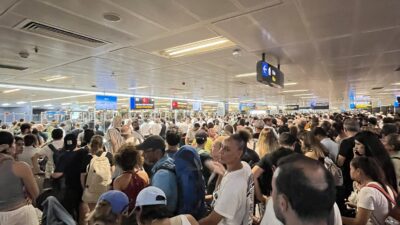 Sabiha Gökçen Havalimanı’nda yolcular geliş pasaport kontrol noktasından yoğunluk görüntüleri