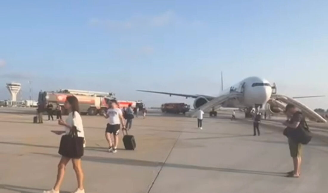 Antalya’da teknik arıza yaşayan THY’nin Boeing 777 tipi uçağından yolcular,