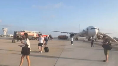Antalya’da teknik arıza yaşayan THY’nin Boeing 777 tipi uçağından yolcular,