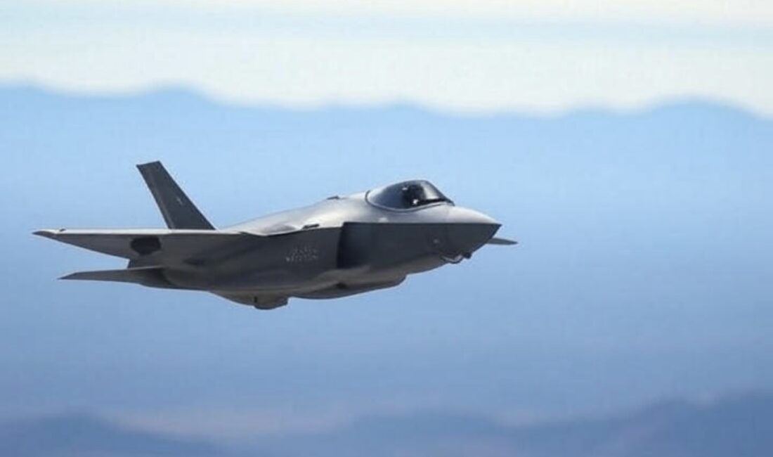 ABD Donanması'na ait bir F-35 savaş uçağı, Kaliforniya'nın merkezindeki Lemoore