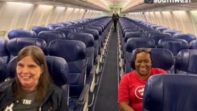 ABD’de Southwest Airlines, uçağa götürmeyi unuttukları iki görme engelli yolcu