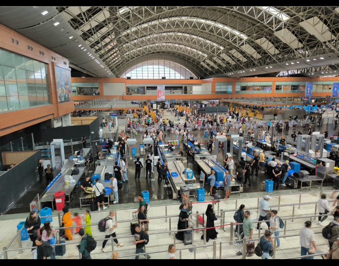 Sabiha Gökçen Havalimanı’nda, yolcu memnuniyetsizliğiyle gündemde. Sosyal medya ve şikayet