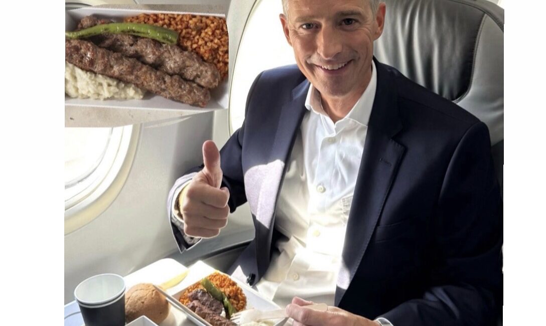 Uçak Yolcularına 10 Bin Metrede Adana Kebap Türk Hava Yolları ve Lufthansa’nın ortak girişimi olan SunExpress, uçak