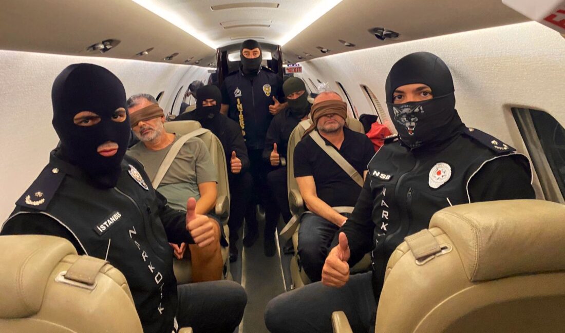 Kırmızı Bültenle Aranan 2 Organize Suç Örgütü Üyesi Türkiye’ye Getirildi İçişleri Bakanı Ali Yerlikaya, ‘Kırmızı Bülten’ ile uluslararası seviyede aranan