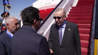 Cumhurbaşkanı Erdoğan’ı taşıyan uçak Mısır’ın Şarm el-Şeyh Havalimanı pistini pas