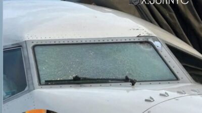 11 Bin Metrede Gizemli Darbe: Uçak Camı Çatladı, Pilot Yaralı