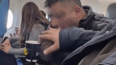 AJet uçağında seyahat eden bir yolcu uçakta s.gara içtiği görüntüleri
