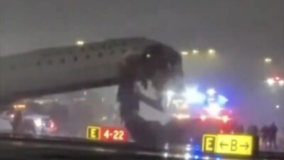 New York’ta Uçak İtfaiye Aracıyla Çarpıştı: 2 Kişi Hayatını Kaybetti.