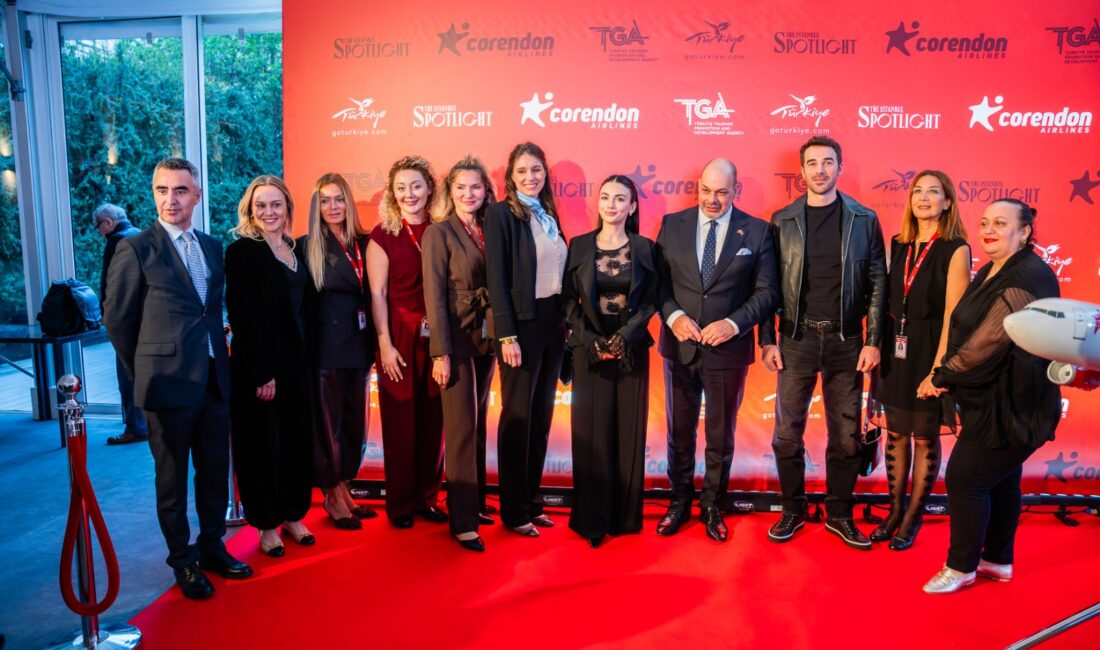 Corendon Airlines, Özge Yağız ve Yusuf Çim’i Varşova’da hayranlarıyla buluşturdu