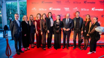 Corendon Airlines, Özge Yağız ve Yusuf Çim’i Varşova’da hayranlarıyla buluşturdu