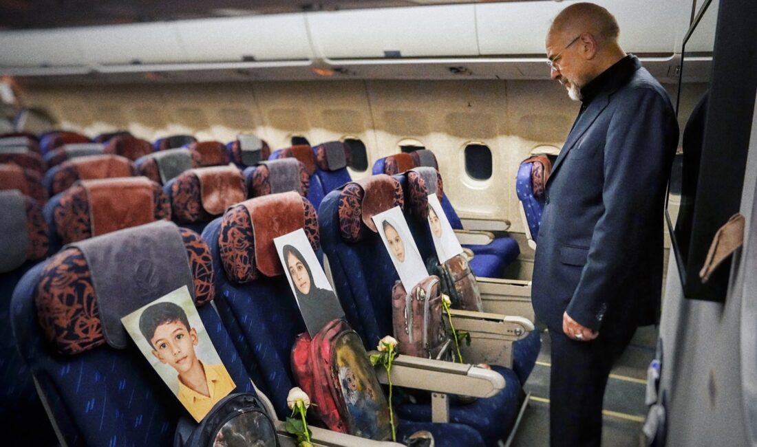 İran uçağından dokunaklı görüntüler Okul Saldırısında Hayatını Kaybeden Çocukların Anısına: İran Uçağından Dokunaklı Görüntüler