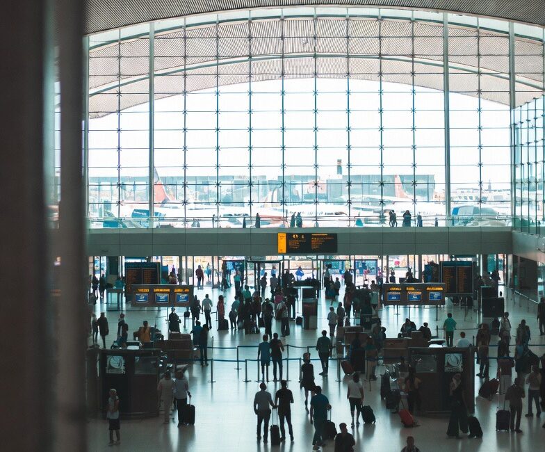 Almanya’da uçak bileti vergisi (Luftverkehrssteuer), 1 Temmuz 2026’dan itibaren indirilecek.Bundestag