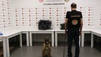 Ticaret Bakanlığına bağlı Gümrükler Muhafaza ekipleri, İstanbul Havalimanı’nda düzenlediği operasyonda