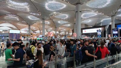 Okulların tatile girmesi nedeniyle İstanbul Havalimanı’nda zaman zaman yoğunluk yaşanıyor.