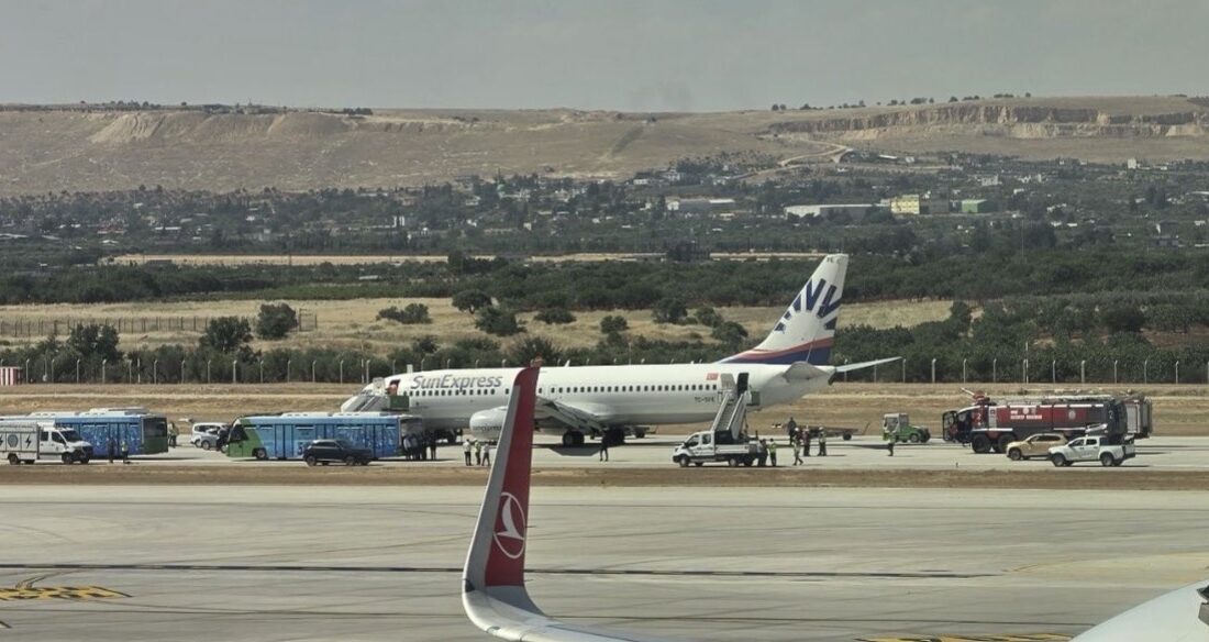SunExpress Uçağının Gaziantep Havalimanı’nda Lastiği Patladı, Ön İniş Takımında Hasar