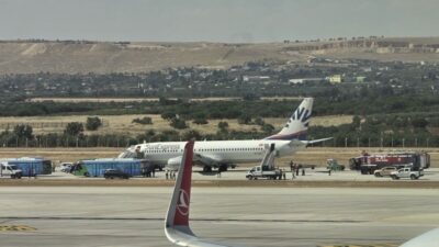 SunExpress Uçağının Gaziantep Havalimanı’nda Lastiği Patladı, Ön İniş Takımında Hasar